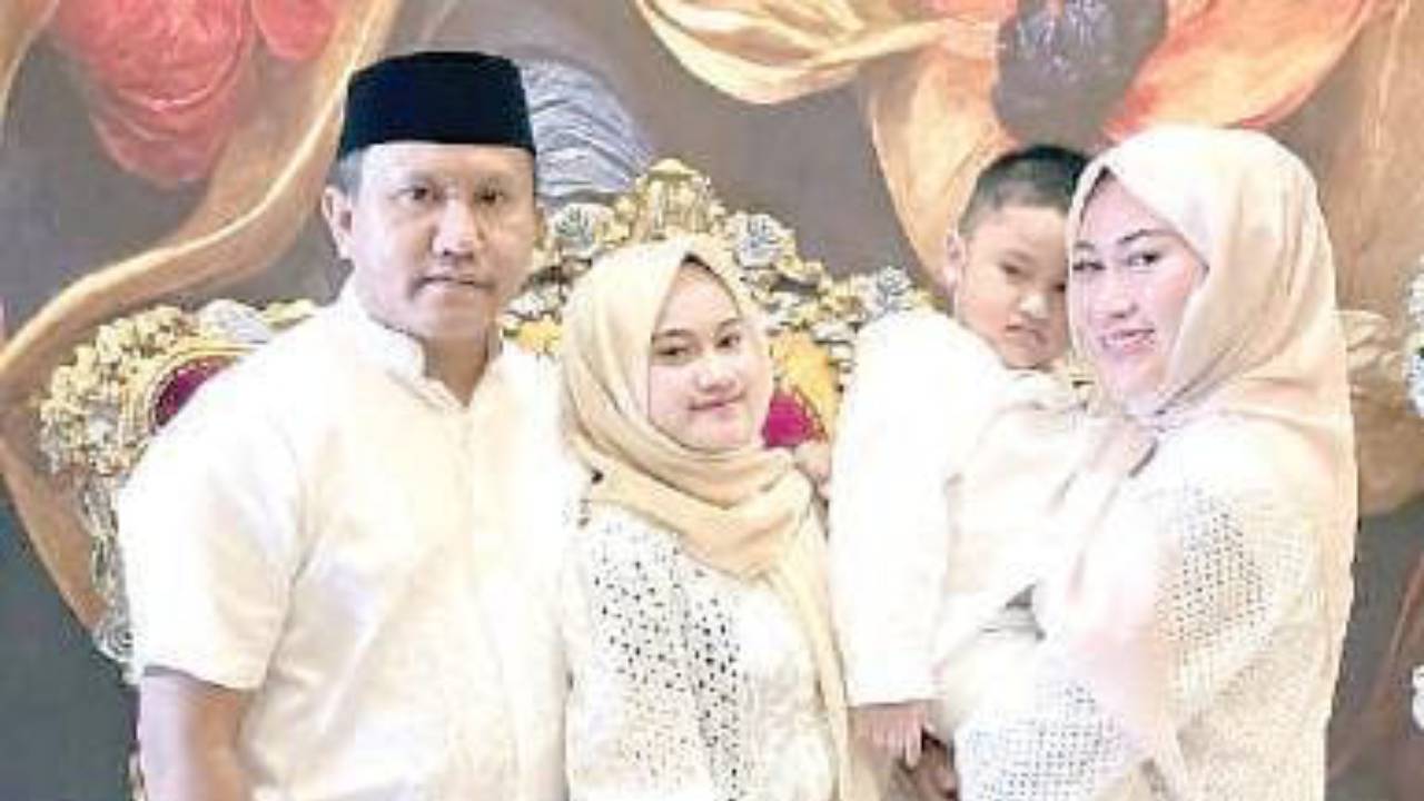 Potret keluarga bupati terpilih Muna Barat, La Ode Darwin. Foto: Ist.