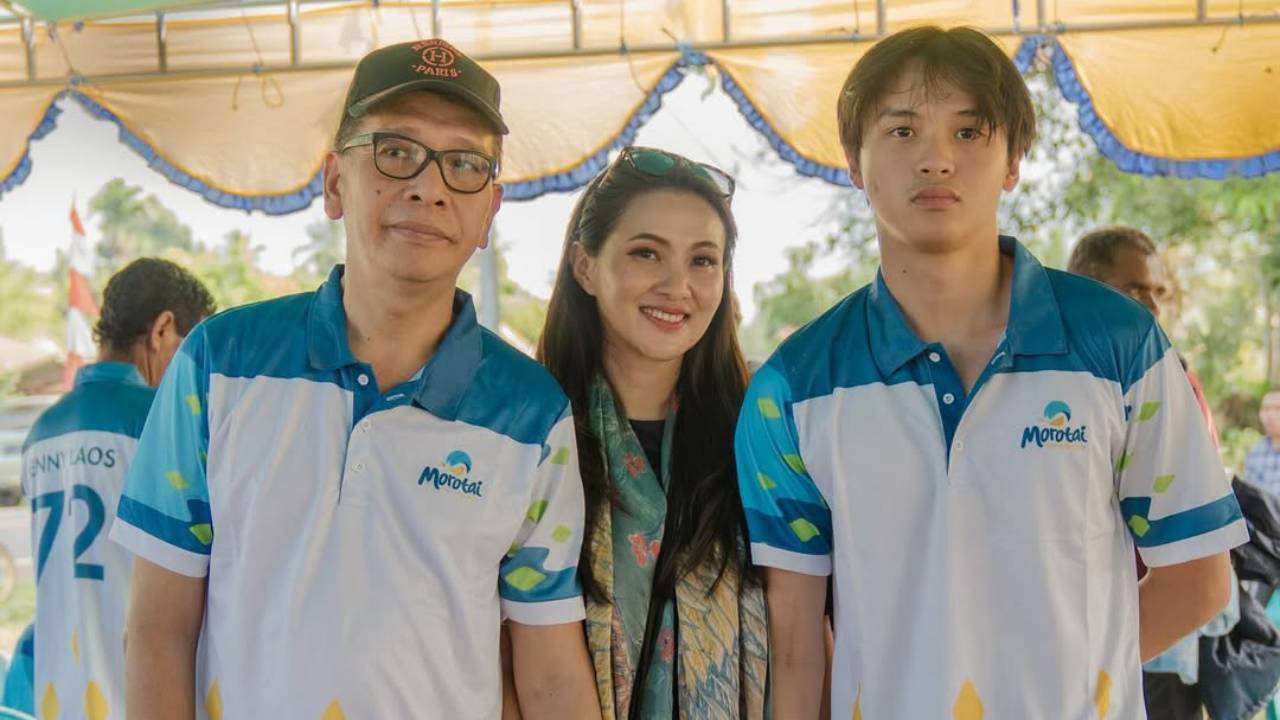 Sherly Tjoanda (tengah) saat didampingi mendiang suaminya Benny Laos (kiri) dan anak sulung, Koko Elberth (kanan). Foto: Instagram@s_tjo
