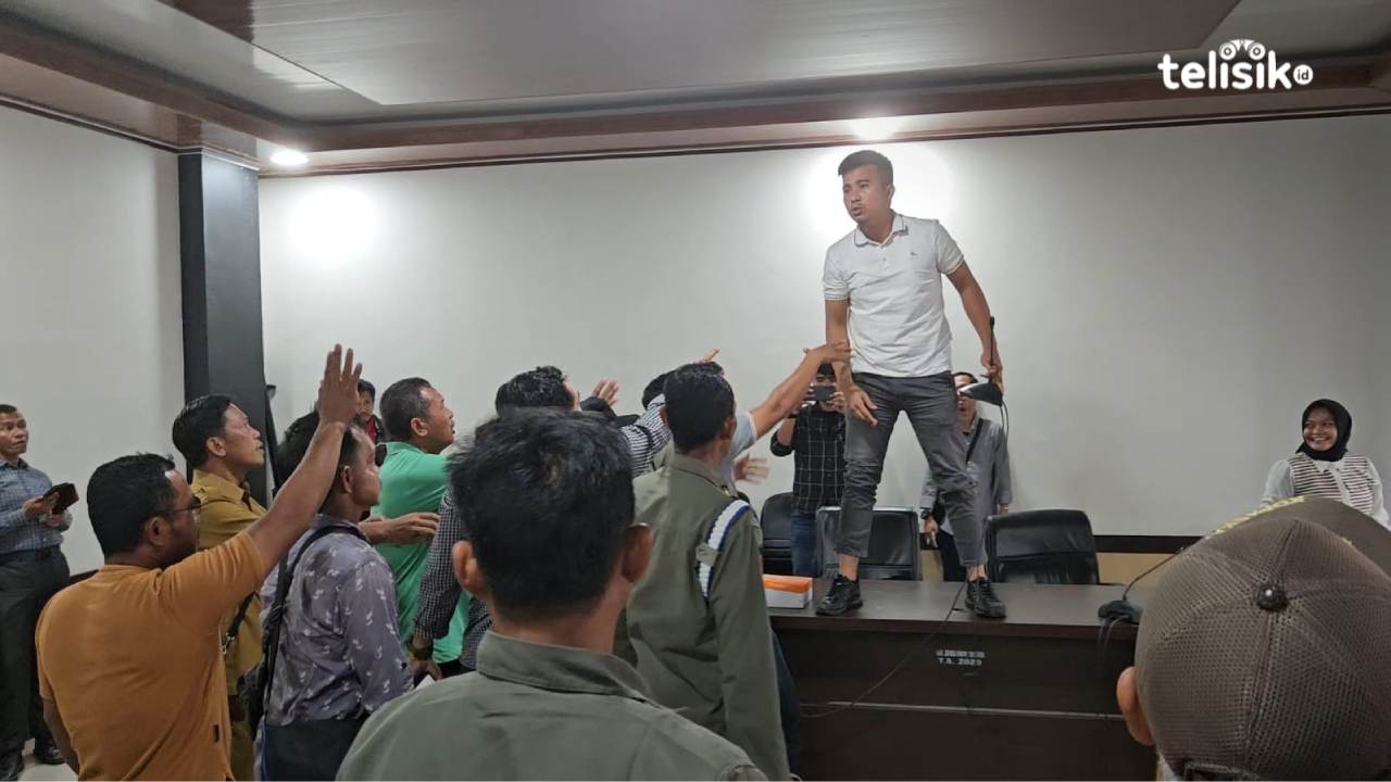 RDP di DPRD Sultra berlangsung ricuh hingga seorang warga naik ke meja, Selasa (25/2/2025). Foto: Sigit Purnomo/Telisik.