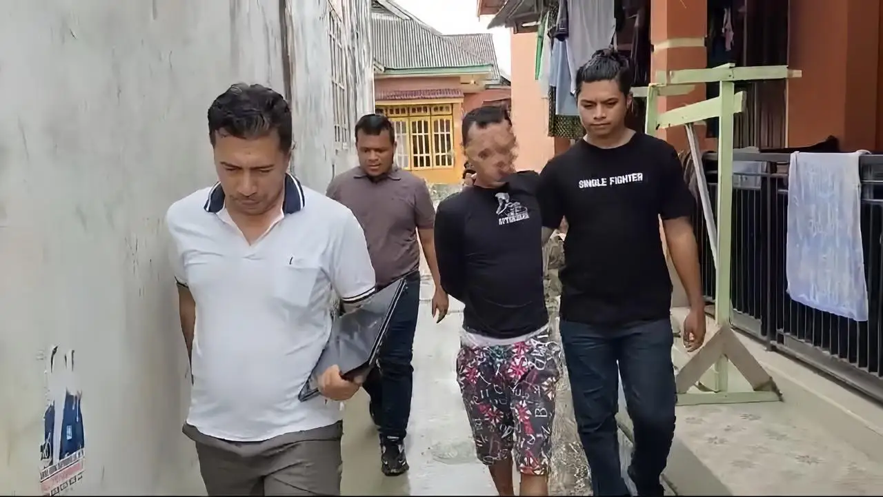 Terduga pelaku SI (34) saat diamankan polisi. Foto: Ist.