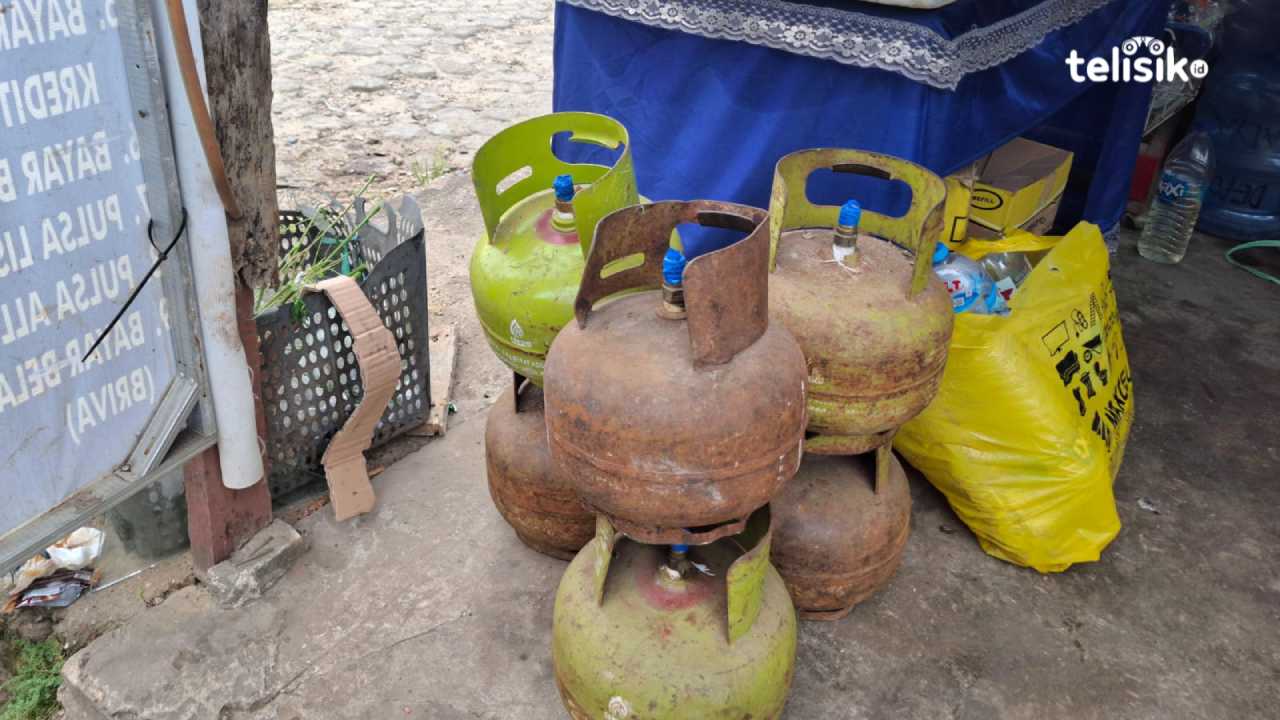 Gas LPG 3 kg masih dijual oleh pengecer di Kendari. Foto: Erni Yanti/Telisik