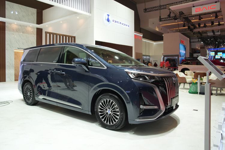 Denza D9 hadir dengan teknologi canggih yang membedakannya dari Alphard. Foto: Repro Kompas