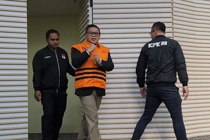 Penampakan Hasto Kristiyanto mengenakan rompi orange usai resmi ditahan KPK, Kamis (20/2/2025). Foto: Repro Beritanasional