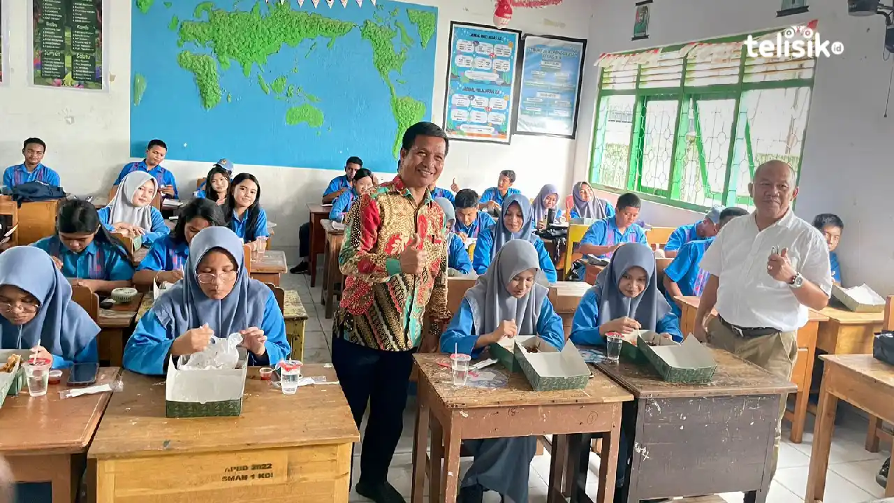 Suasana pelaksanaan program makan siang bergizi gratis di SMAN 1 Kendari. Foto: Sitti Aisyah Hildaniar/Telisik