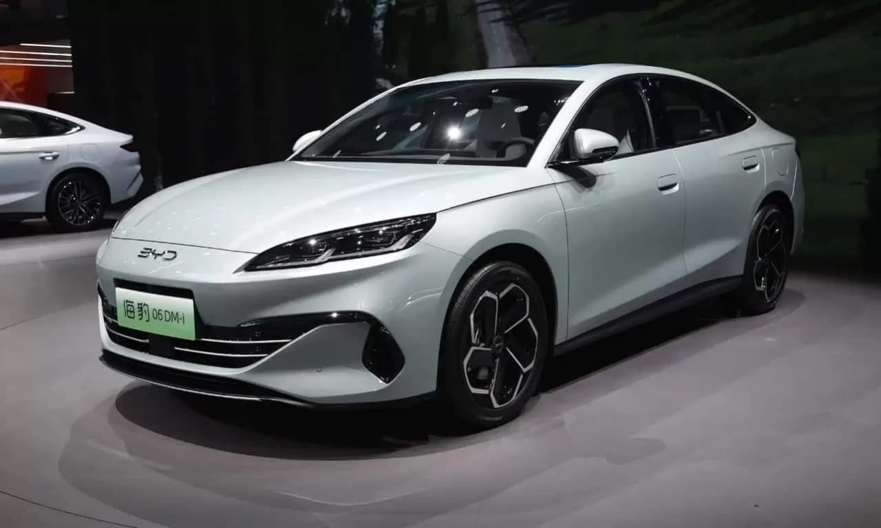 Lekuk bodi aerodinamis BYD Seal 05 DM-I tampil futuristik dan mewah. Foto: Repro Carnewchina