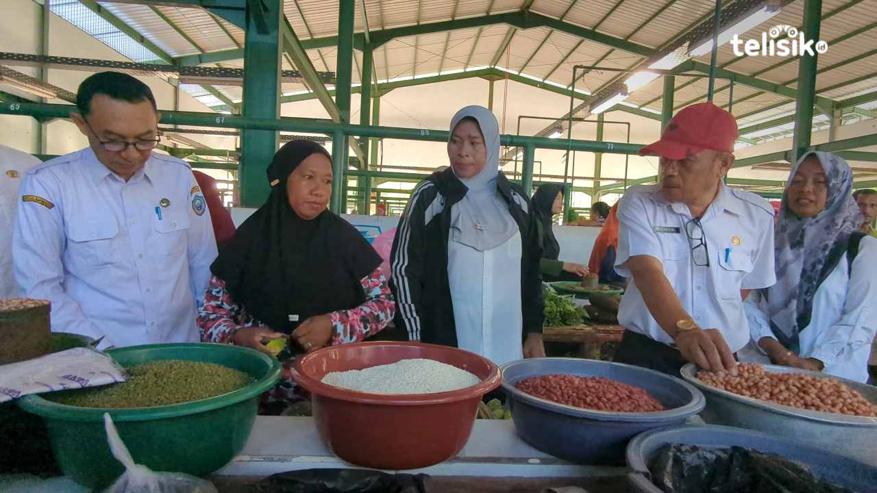 Plh Sekda Buton Selatan, Jaudin, berbincang dengan salah satu pedagang di Pasar Rakyat Bandar Batauga, Rabu (26/2/2025). Foto: Ali Iskandar Majid/Telisik