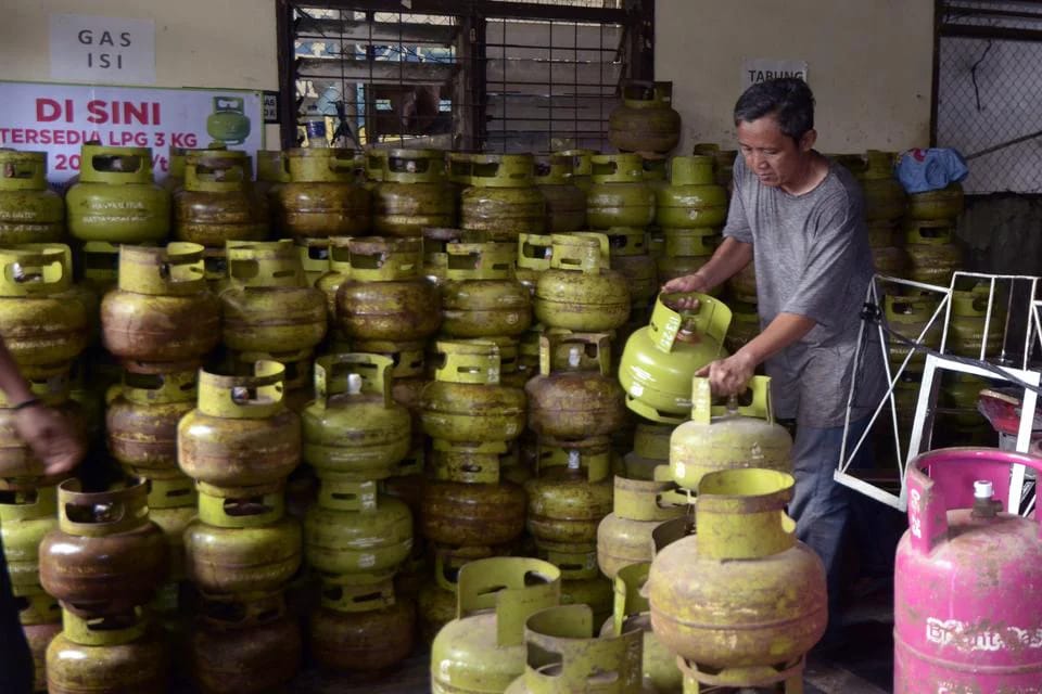 Pekerja menata gas elpiji 3 kg bersubsidi untuk didistribusikan. Foto: Repro Antara