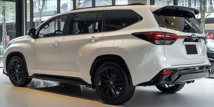 Toyota akan menghadirkan All New Innova Reborn 2025 dengan tampilan menawan. Foto: YouTube@Awesomecar TV