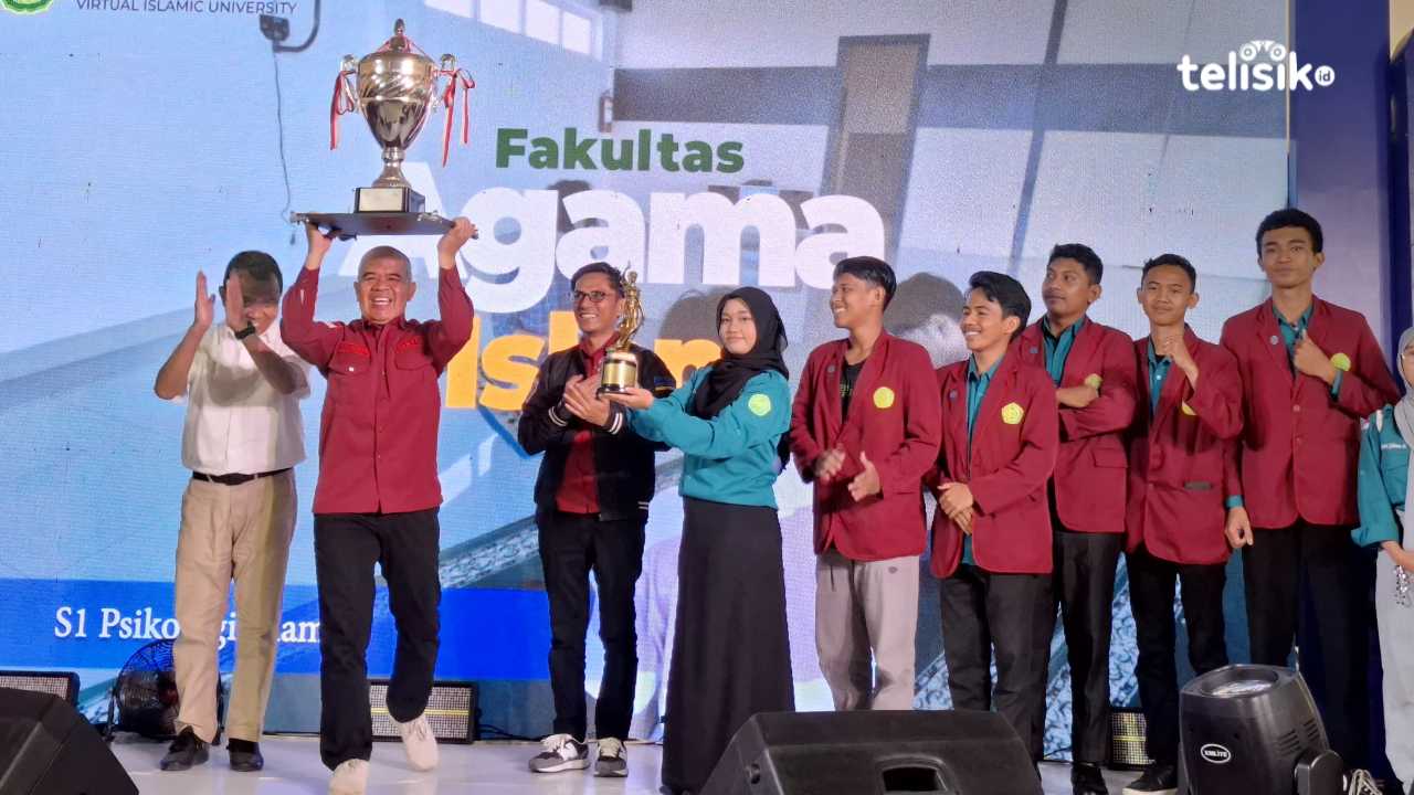 Rektor Universitas Muhammadiyah Kendari bersama mahasiswa mengangkat piala untuk diperkelkan kepada para calon mahasiswa baru, Senin (17/2/2025). Foto: Erni Yanti/Telisik