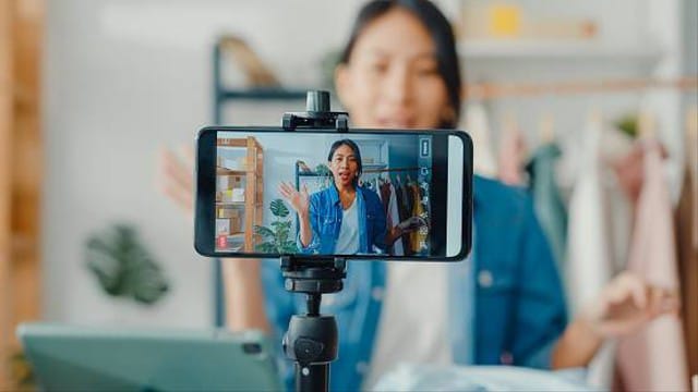 TikTok affiliate memungkinkan kreator menghasilkan uang dengan mempromosikan produk tertentu. Foto: Repro Freepik
