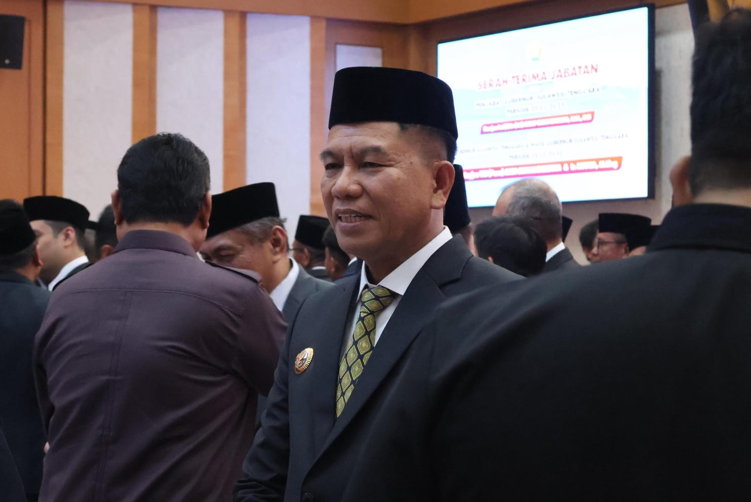 Bupati Konawe Selatan (Konsel), Irham Kalenggo, di Kantor Gubernur Sultra, Senin (3/3/2025). Foto: Ist.