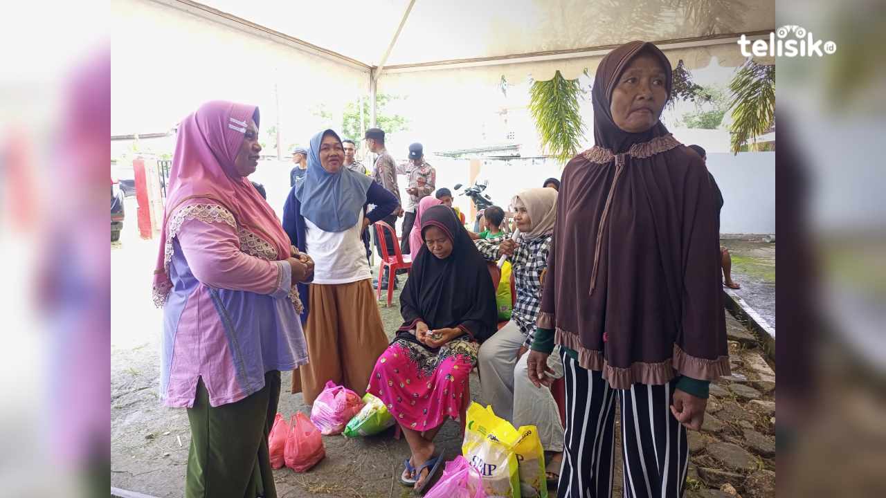 Potret Ibu Rumah Tangga seusai mengantre membeli sembako di Gerakan Pangan Murah, Gedung Lamaindo, Batauga, Buton Selatan, Rabu (19/3/2025). Foto: Ali Iskandar Majid/Telisik