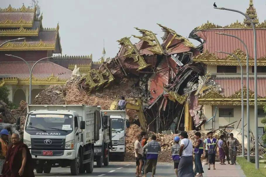 Warga setempat berkumpul di depan reruntuhan gedung yang ambruk akibat gempa bumi di Mandalay, Myanmar, pada Sabtu (29/3/2025). Foto: Repro AP.