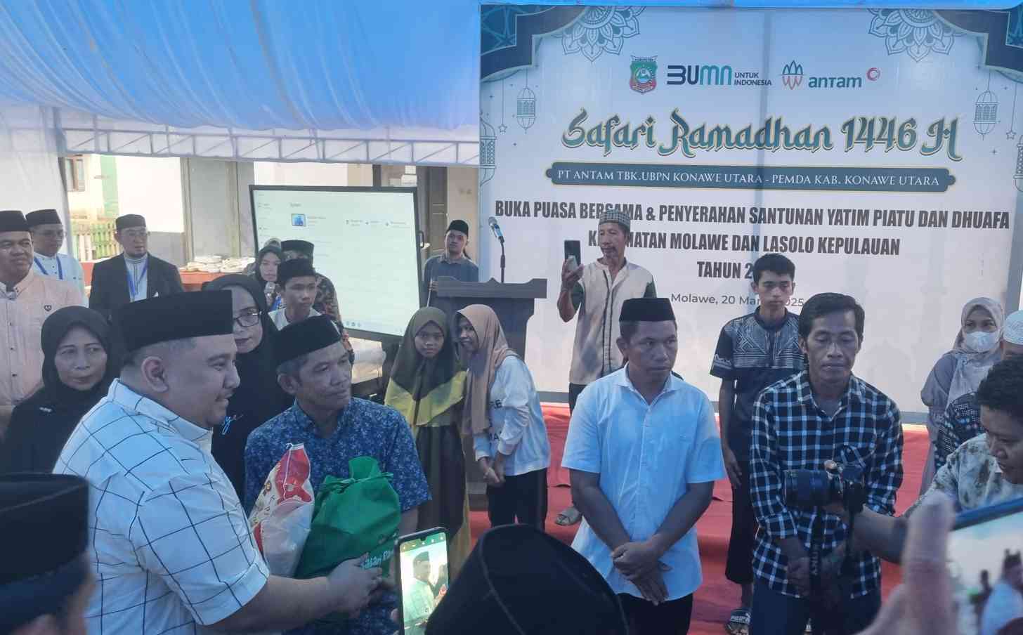 PT Antam (Tbk) UBPN Konawe Utara menyerahkan 1.000 paket sembako dan santunan kepada masyarakat Kecamatan Molawe dan Lasolo Kepulauan, Kamis (20/3/2025). Foto: Ist.