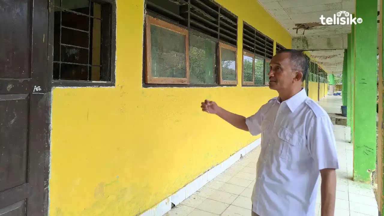 Kepala SMPN 10 Kendari Zamli, sedang memperlihatkan kondisi fasilitas sekolah yang sudah rusak. Foto: Erni Yanti/Telisik
