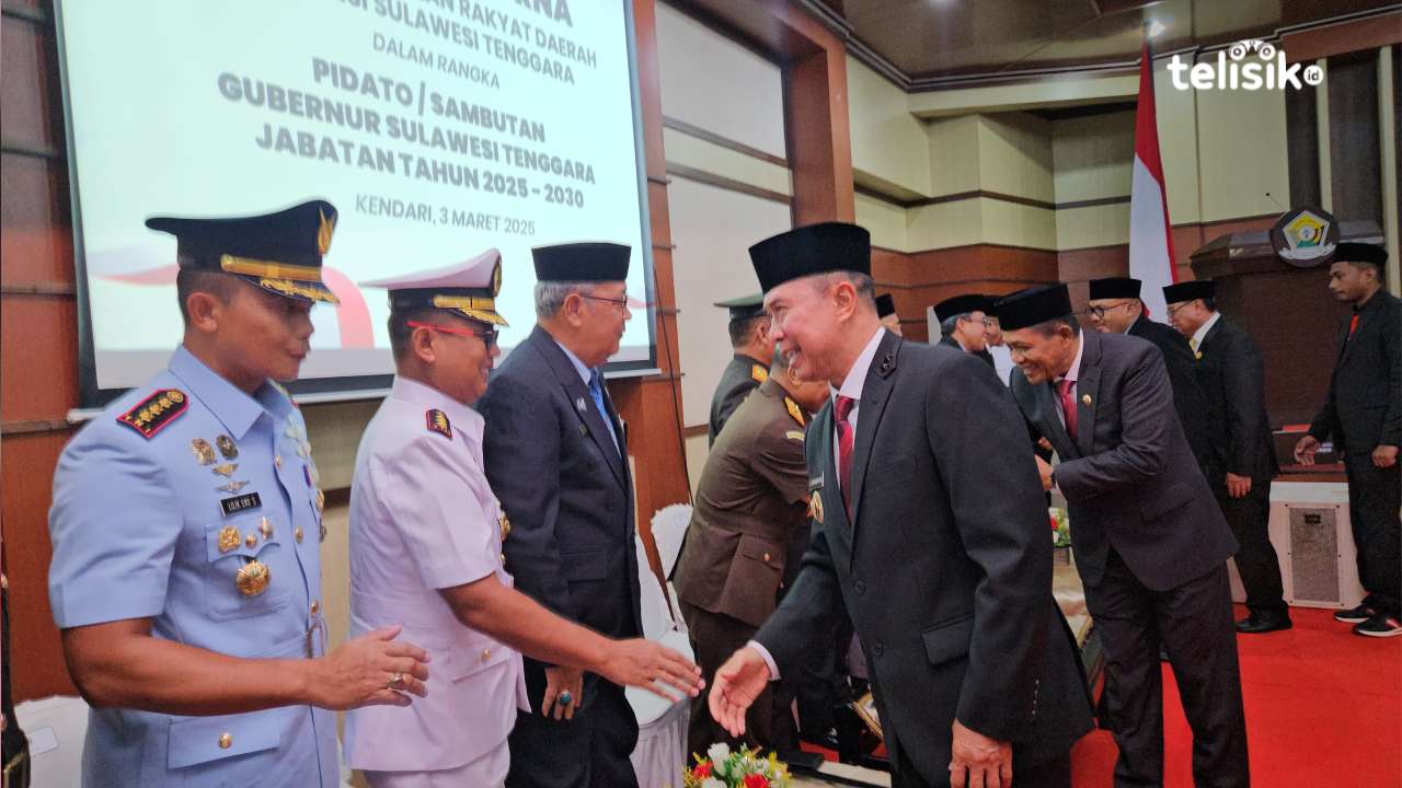 Gubernur dan Wakil Gubernur Sultra, Andi Sumangerukka dan Hugua, saat menghadiri rapat paripurna di DPRD Sultra, Senin (3/3/2025). Foto: Sigit Purnomo/Telisik.