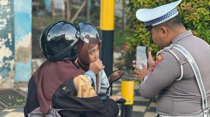 Aturan tilang terbaru 2025, kendaraan dengan STNK mati dua tahun disita. Foto: Repro Tribunnews.