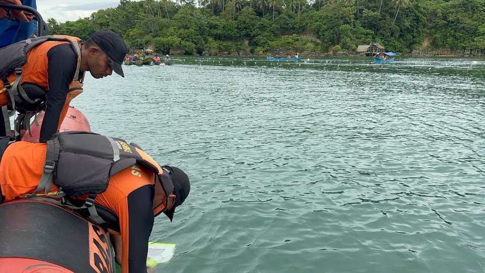 Tim BASARNAS saat melakukan pencarian di perairan Lowu-lowu, Senin (17/3/2025). Foto: Ist.
