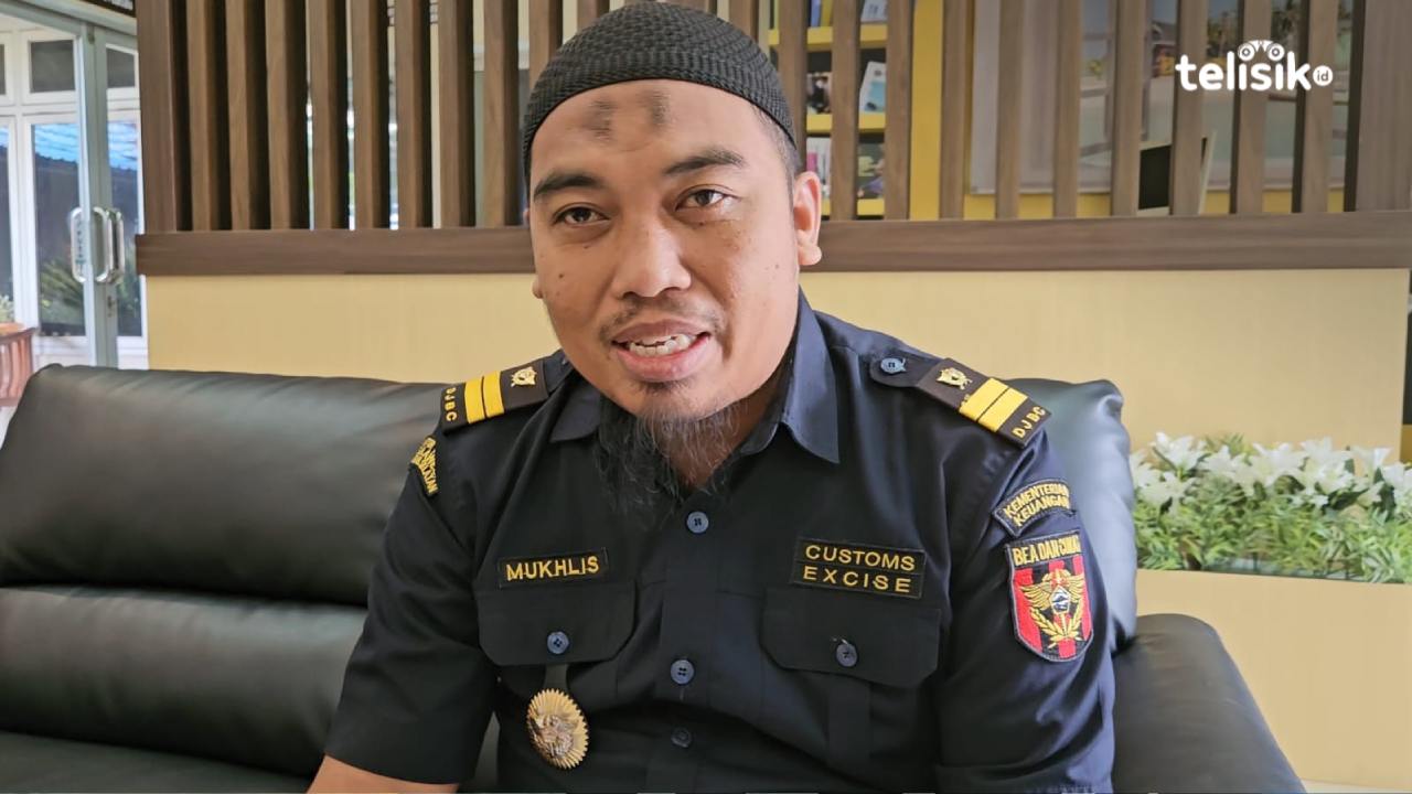 Humas Bea Cukai Kendari, Mukhlis, menjawab pertanyaan wartawan terkait keberadaan kapal pesiar Ali Mazi, Sabtu (8/3/2025). Foto: Sigit Purnomo/Telisik.