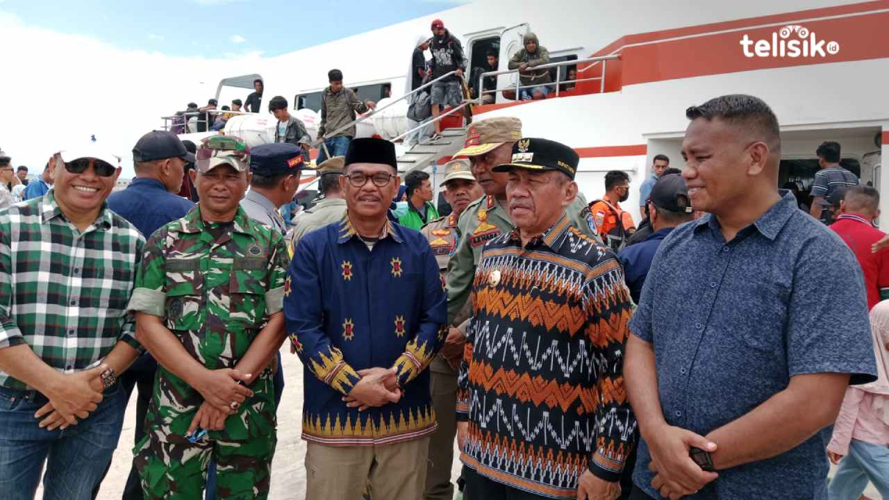 Bupati Muna, Bachrun Labuta bersama Wabup, La Ode Asrafil Ndoasa memantau arus mudik, Sabtu (29/3/2025). Foto : Sunaryo/Telisik