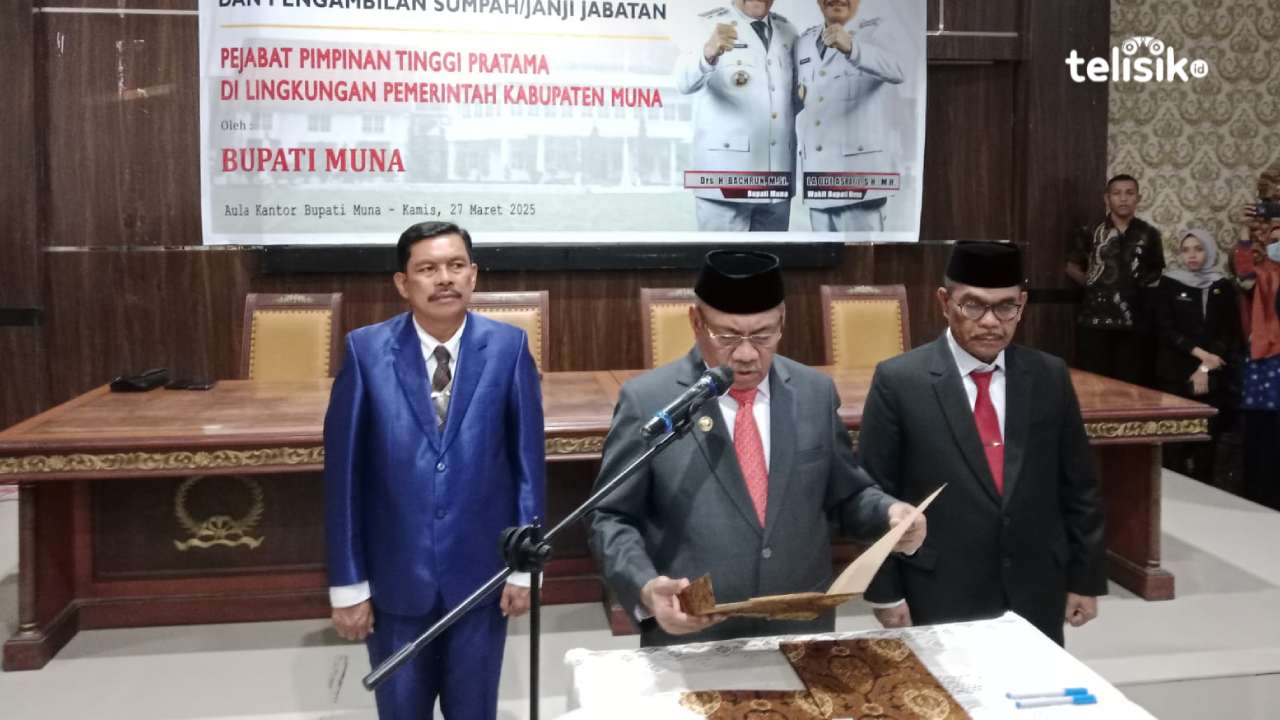 Bupati Muna, Bachrun Labuta (tengah) bersama Wabup La Ode Asrafil Ndoasa (kanan) dan Sekda, Eddy Uga. Foto: Sunaryo/Telisik