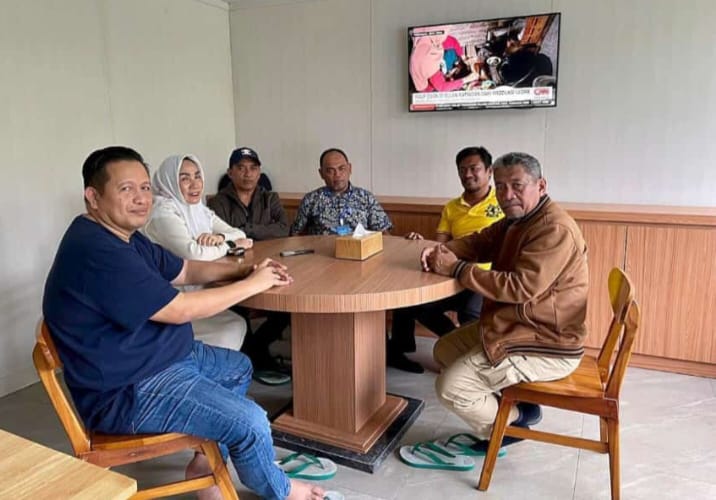 Bupati Muna, Bachrun Labuta (kanan), saat menemui mantan Bupati Muna, LM Rusman Emba (kiri), di Lapas Sukamiskin. Foto: Ist.