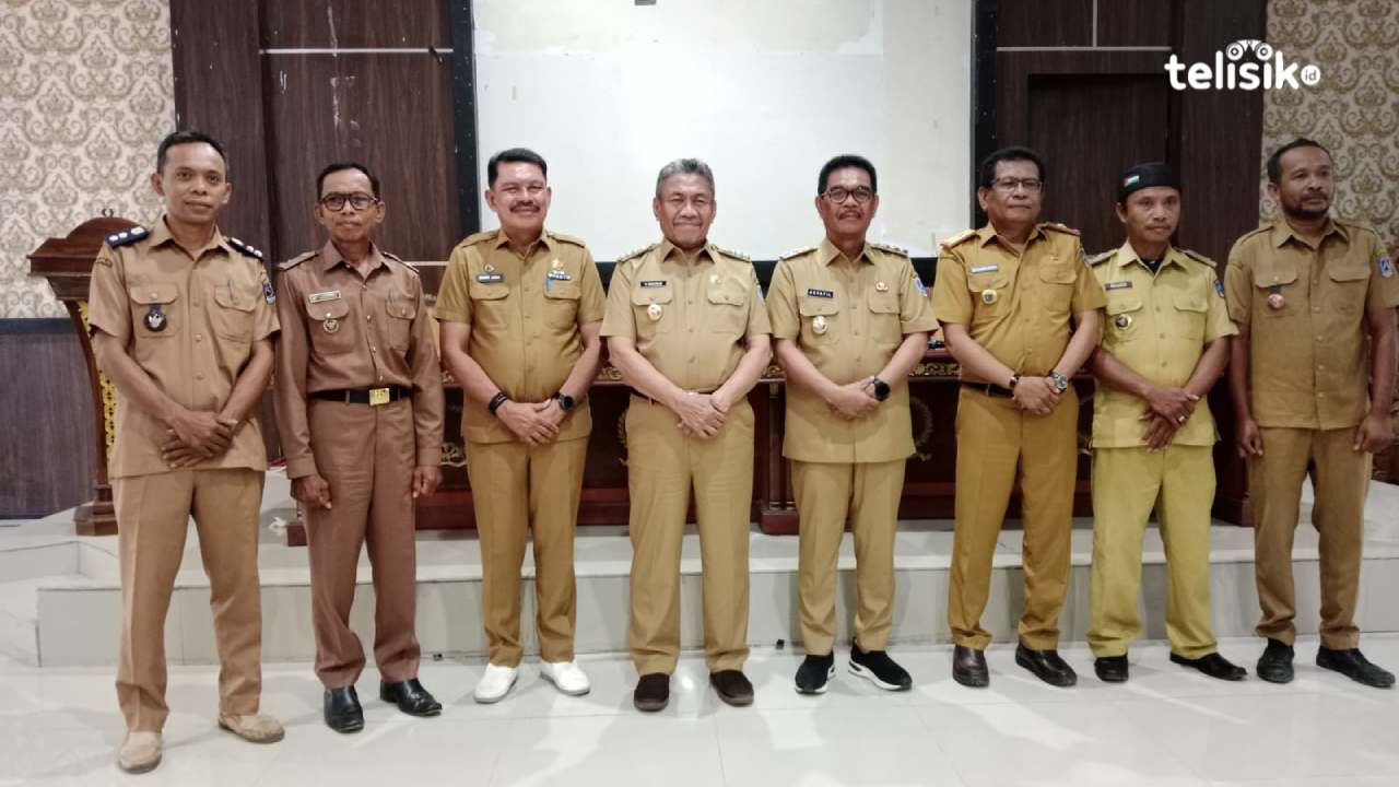 Bupati Muna, Bachrun Labuta dan Kadis PMD, Fajaruddin Wunanto. Foto: Sunaryo/Telisik
