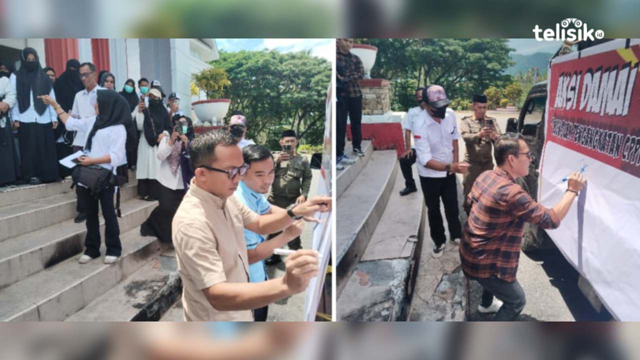 Ketua Komisi I DPRD Kolaka Utara, Nasir Banna (kanan), bersama Ketua Komisi III, Abu Muslim (kemeja abu-abu) dan Fathullah saat teken petisi dukungan kepada CPPPK, Selasa (11/3/2025). Foto: Muh. Risal H/Telisik