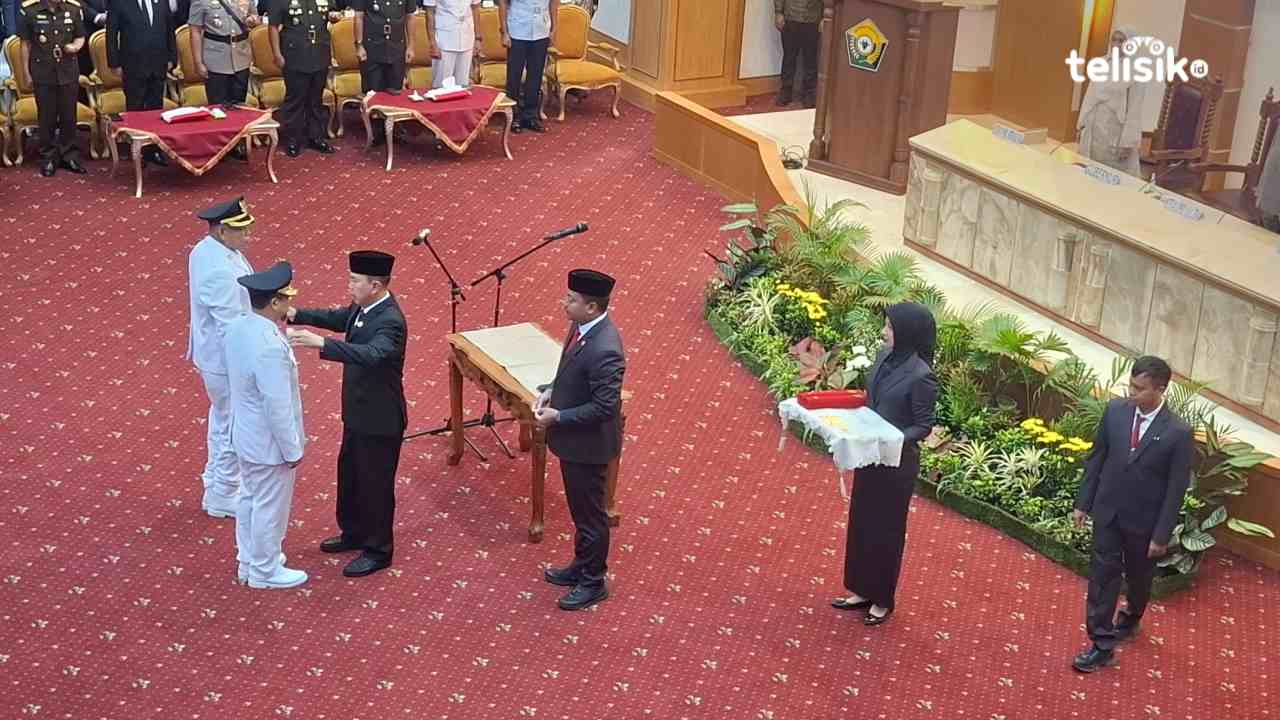 Bupati, Dr Azhari dan Wakil Bupati Buton Tengah, Adam Basan resmi dilantik Gubernur Sultra, ASR. Foto: Erni Yanti/Telisik.