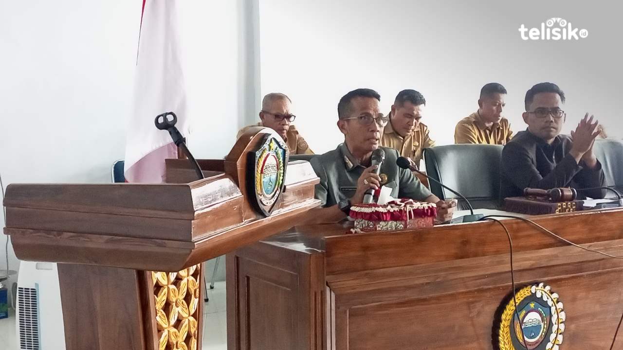 Pj Sekda Buton Selatan, La Ode Darussalam (kiri), bersama Ketua DPRD Buton Selatan, Dodi Hasri (kanan) saat rapat pembatalan pelantikan ASN, Selasa (18/3/2025). Foto: Ali Iskandar Majid/Telisik