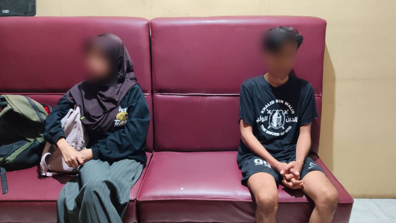 Kedua terduga pelaku pembuang bayi saat diamankan Polisi di Buton Tengah. Foto: Ist.