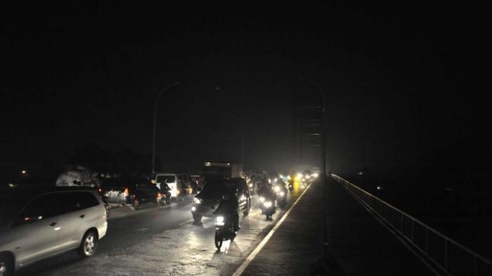 Bumi gelap gulita satu jam, dunia bersatu dalam aksi Earth Hour. Foto: Repro Tribunnews.