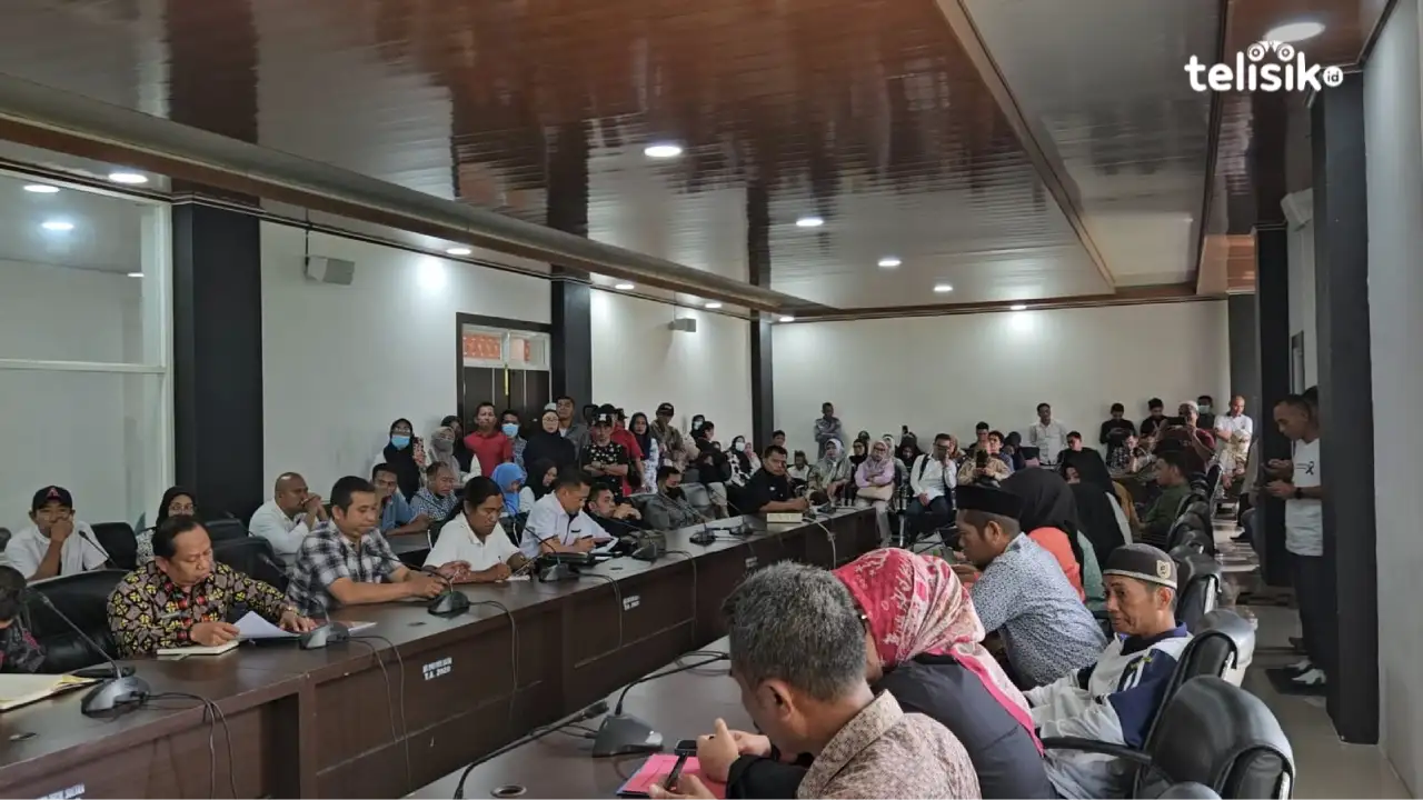 Para tenaga honorer yang telah lulus seleksi CPPPK dan CASN di Sultra mendesak pencairan gaji  dalam RDP di Kantor DPRD Sultra. Foto: Sigit Purnomo/Telisik