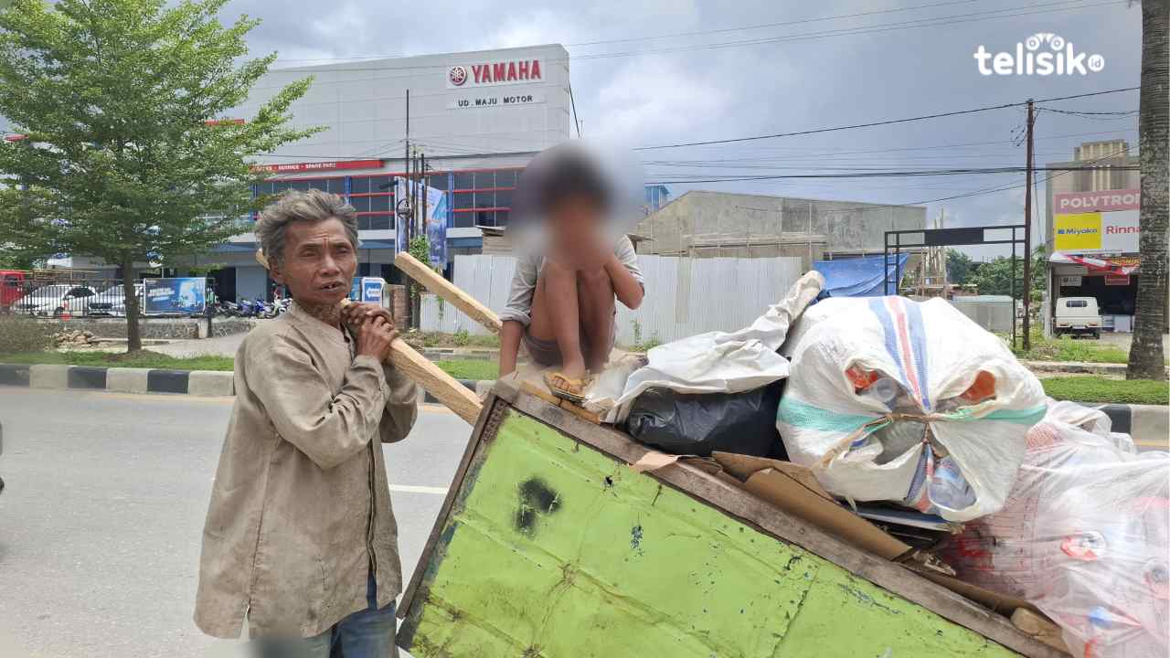 Hermani bersama putrinya, berusaha memenuhi kebutuhan hidup dari memulung di Kota Kendari. Foto: Erni Yanti/Telisik