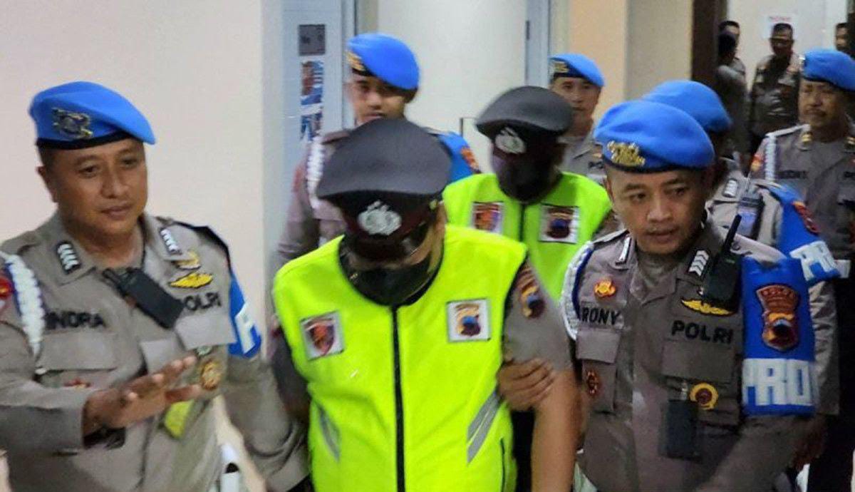 Sembilan oknum polisi menerima sanksi berat usai terbukti memeras pengguna narkoba. Foto: Repro Antara.