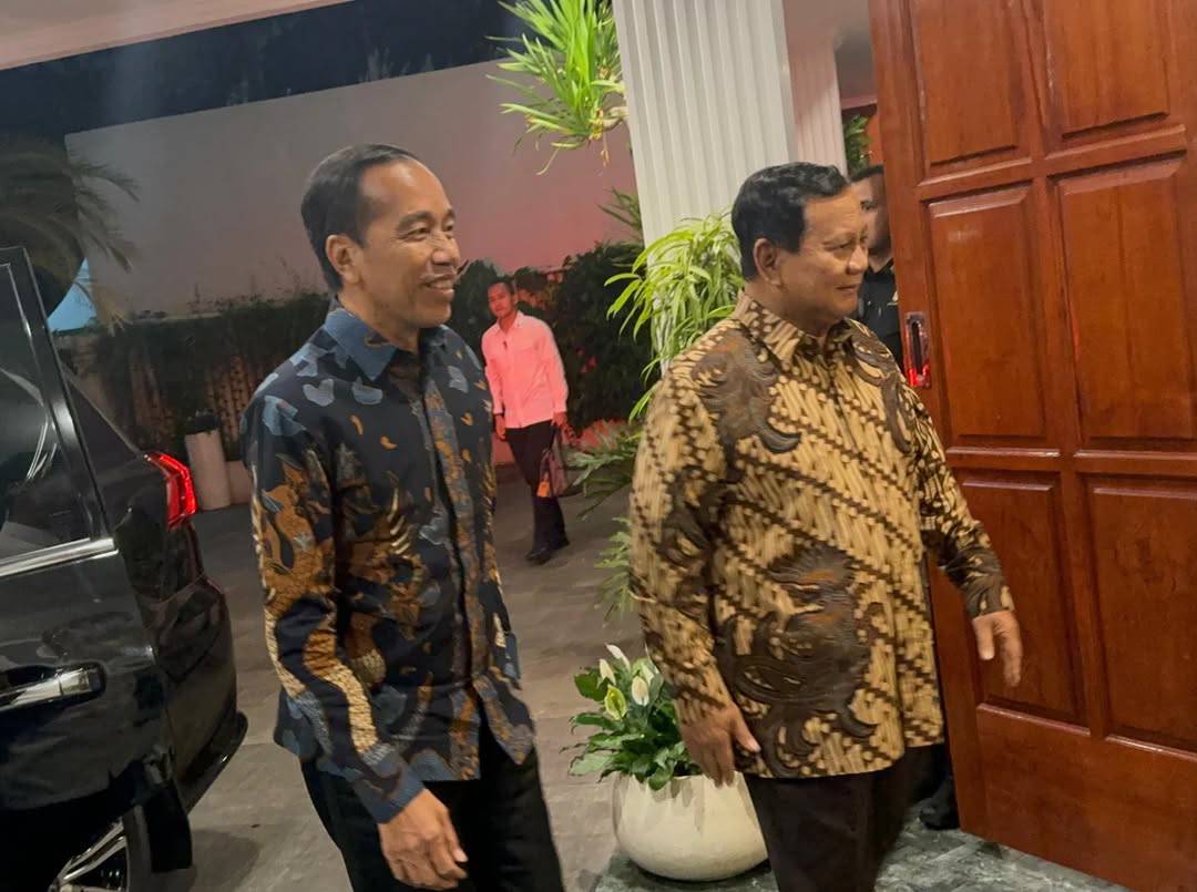 Publik dihebohkan dugaan ijazah palsu Jokowi (kiri) karena penggunaan font Times New Roman. Foto: Instagram @jokowi