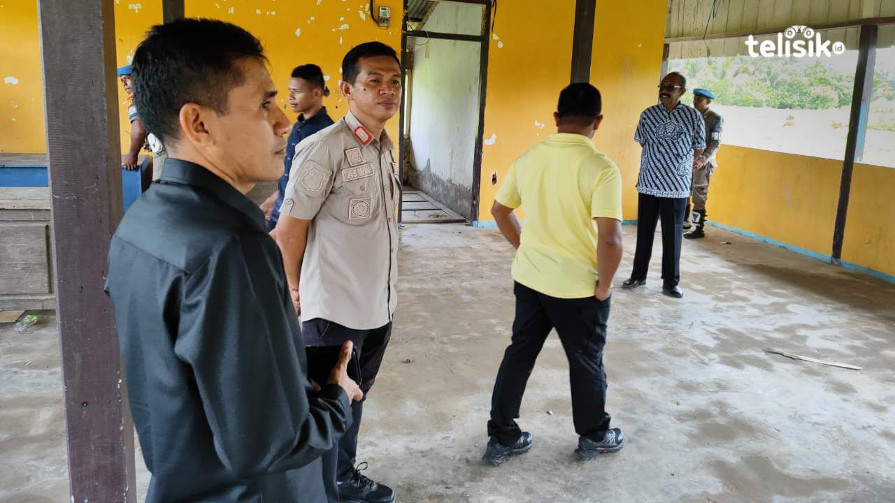 Bupati Muna Barat, La Ode Darwin, meninjau Balai Desa Kasimpa Jaya, Tiworo Selatan, Jumat (7/3/2025). Foto: Putri Wulandari/Telisik