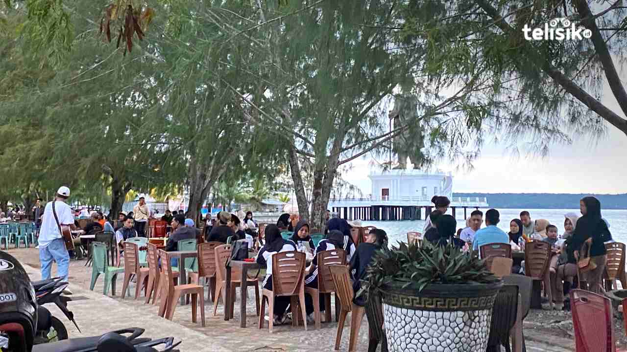 Pengunjung menikmati suasana di Kotamara saat ngabuburit, Kamis (13/3/2025). Foto: Elfinasari/Telisik