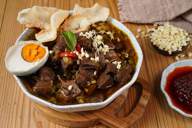 Rawon, sup khas Jawa Timur dengan kuah hitam pekat dari buah keluak. Foto: Repro Shuttershock.