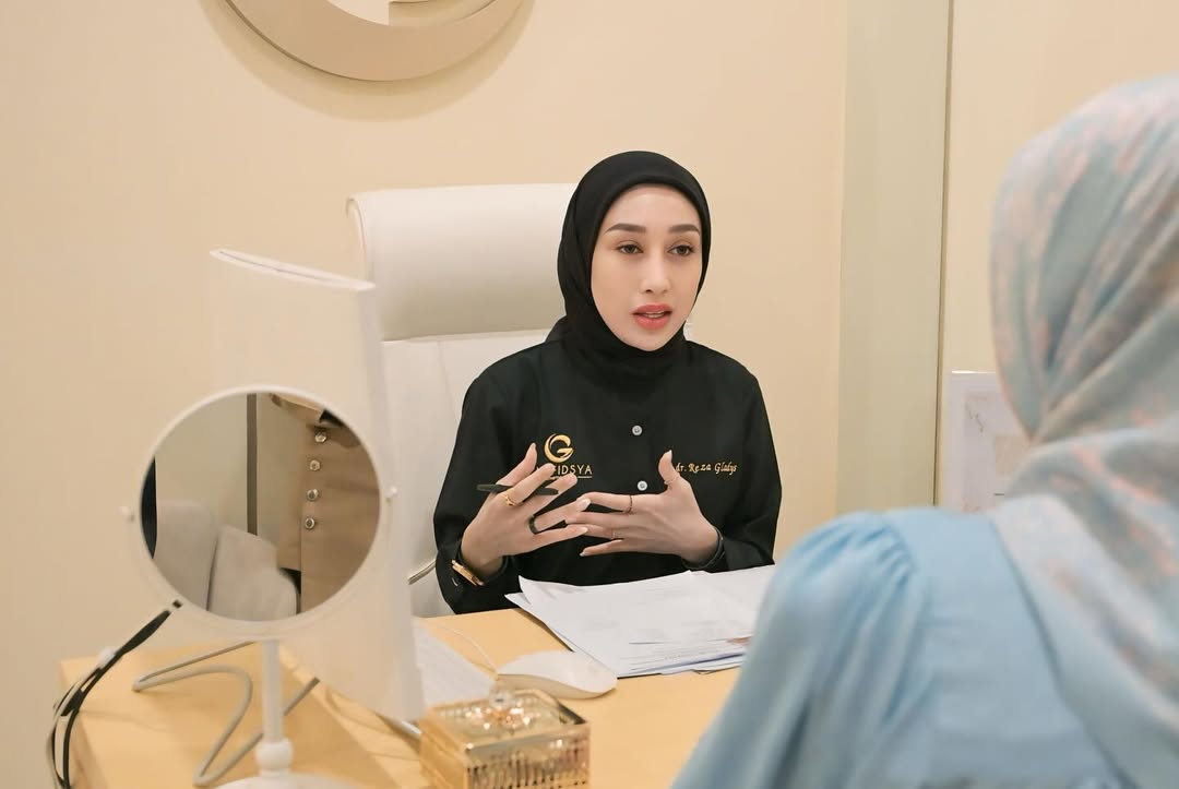 Reza Gladys sukses memenjarakan Nikita Mirzani, sumber kekayaannya pun menarik perhatian. Foto: Instagram@rezagladys