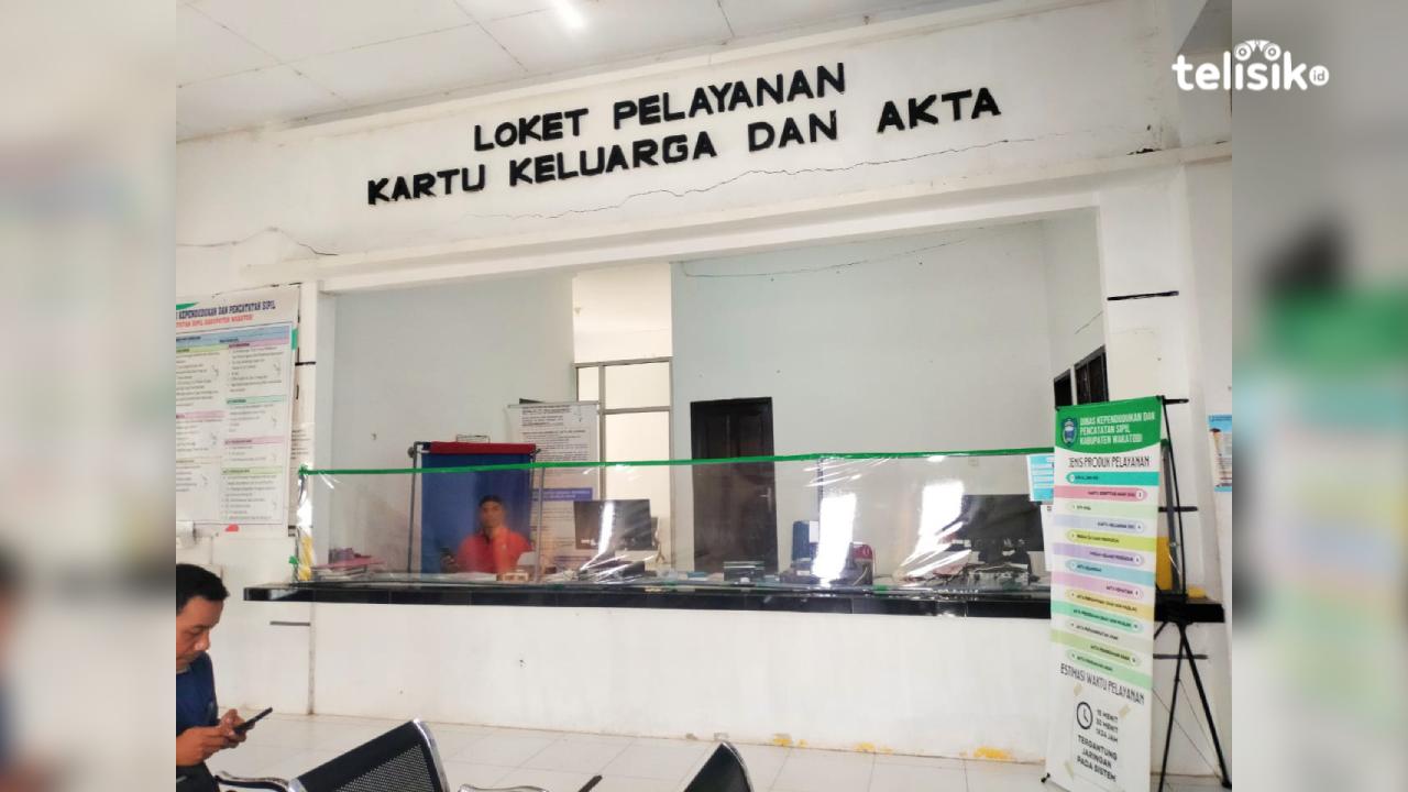 Loket pelayanan kartu keluarga dan akta kelahiran di Kantor Disdukcapil Wakatobi. Foto: Wa Ode Hesti/Telisik