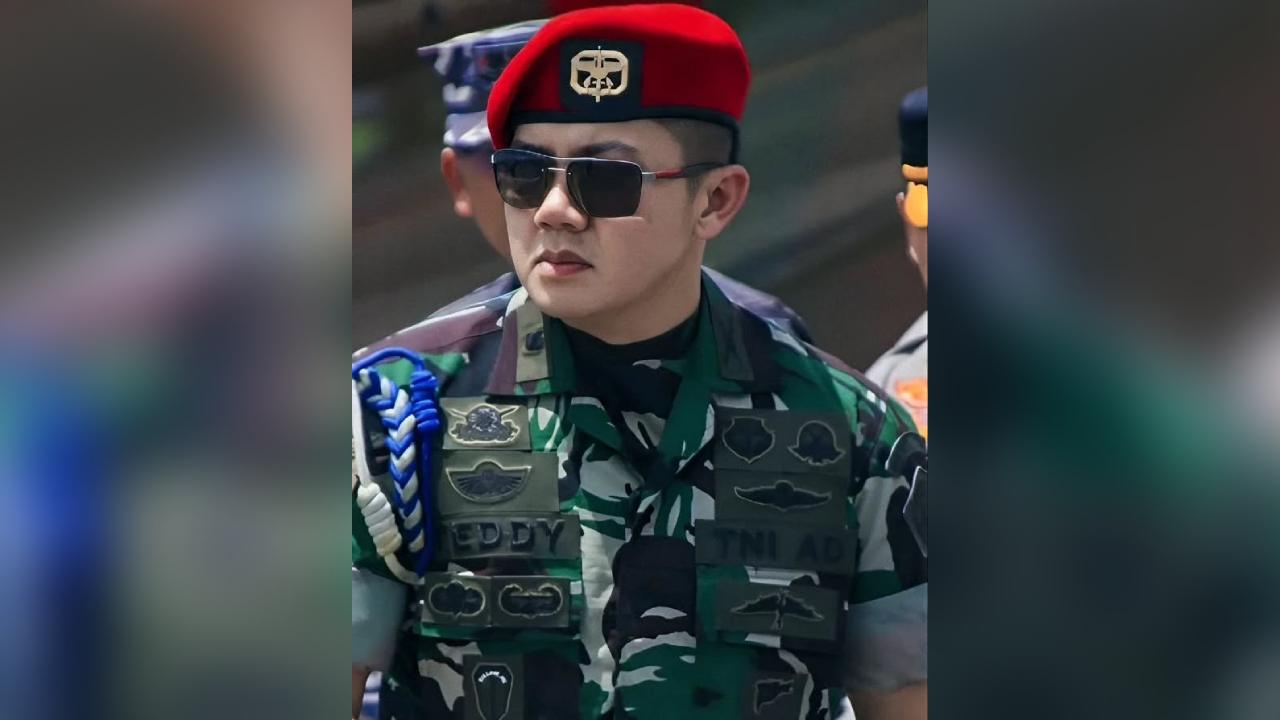 Kenaikan pangkat Mayor Teddy ke letkol menuai kritik dan pertanyaan dari anggota Komisi I DPR RI. Foto: Instagram@journalteddy.offc