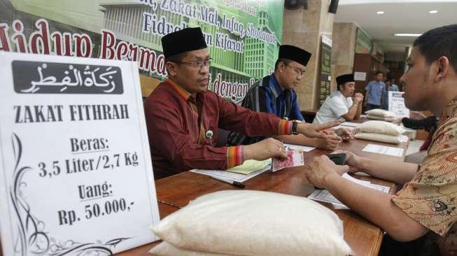 Menjelang Idul Fitri 2025, umat Muslim wajib menunaikan zakat fitrah. Foto: Repro Suara.com