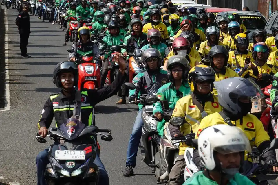 Pengemudi ojek online akan mendapatkan THR 2025. Foto: Repro Antara.