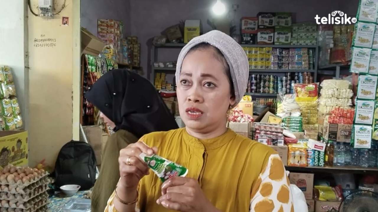 Pedagang sembako di Pasar Lacaria Lasusua keluhkan kelangkaan santan kemasan. Foto : Muh. Risal H/Telisik.