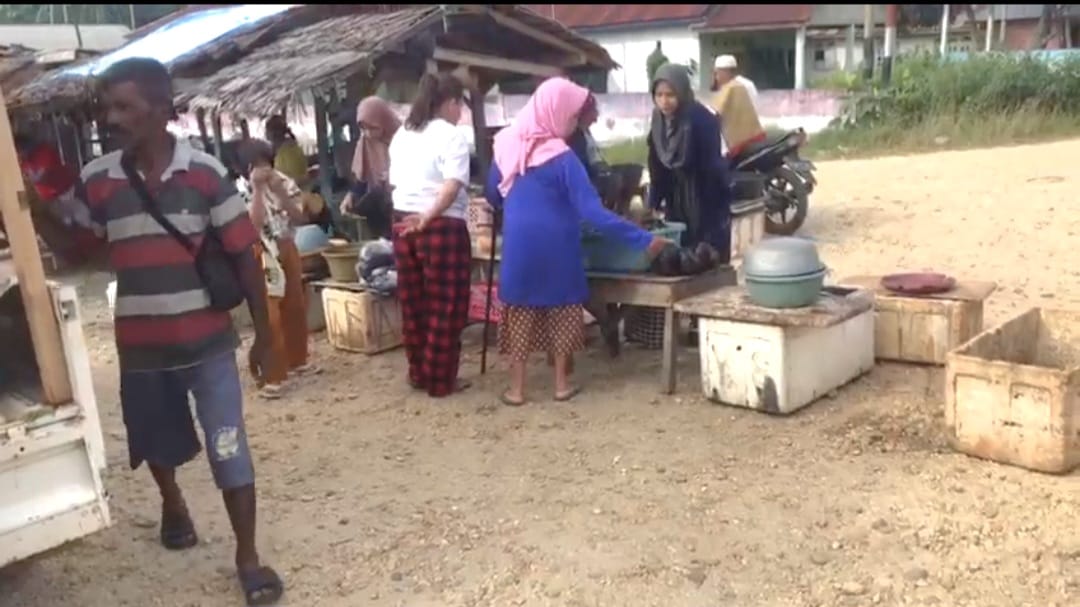 Suasana Pasar di Desa Lamooso, Kecamatan Angata, Kabupaten Konawe Selatan. Foto: Ilong.