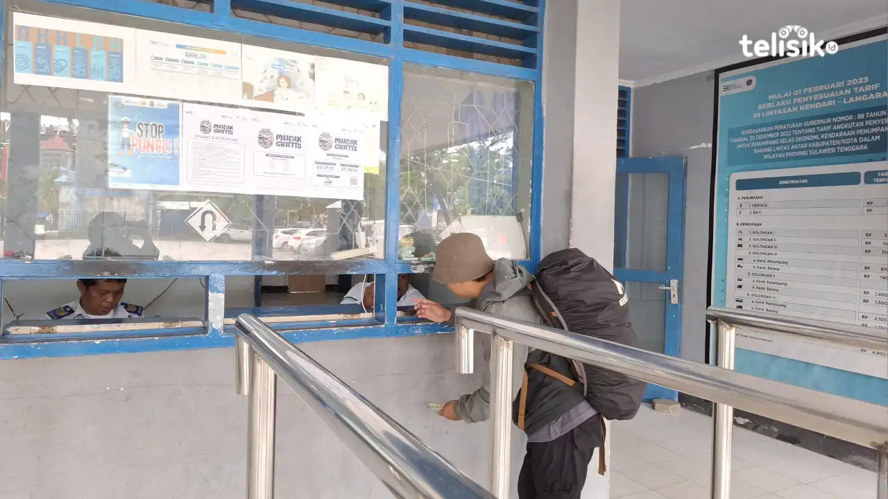 Suasana tempat mengantre tiket di Pelabuhan Feri Kendari-Langara. Foto: Erni Yanti/Telisik.