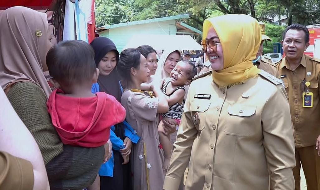 Wali Kota Kendari, Siska Karina Imran, saat mengunjungi korban kebakaran di TPAS Puuwatu. Foto: Ist.