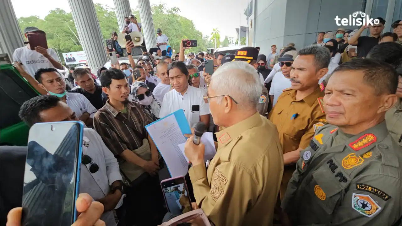 Sekda Sultra saat menemui masa aksi dari Forum CPNS dan PPPK se-Sulawesi Tenggara di depan kantor Gubernur Sultra. Foto: Sigit Purnomo/Telisik.
