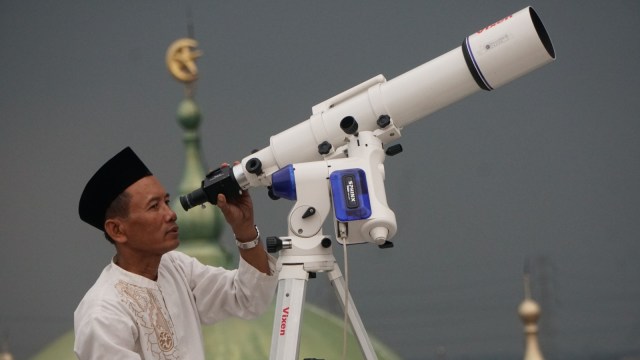 BMKG memantau hilal Syawal, Lebaran 2025 diprediksi seragam antara pemerintah dan ormas Islam. Foto: Repro Kumparan.